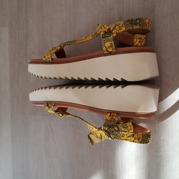 Zodiac Bria Wedge Sandal - Picture 12 of 13